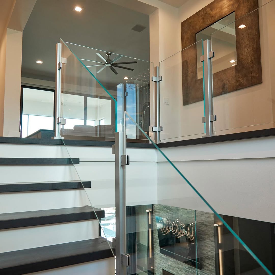 Outdoor balcony glass railing